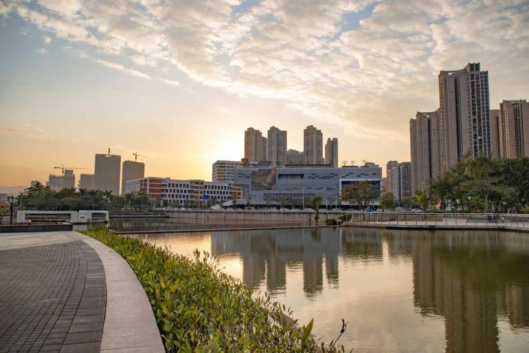 深圳各区GDP排名出炉 最富与最穷区域大揭秘，旅游资源分布一览